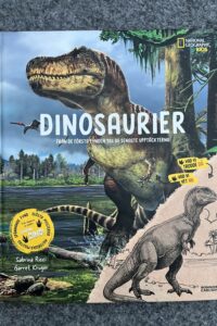 Framsidan till Dinosaurier, men en bild på en Tyrannosaurus Rex. 